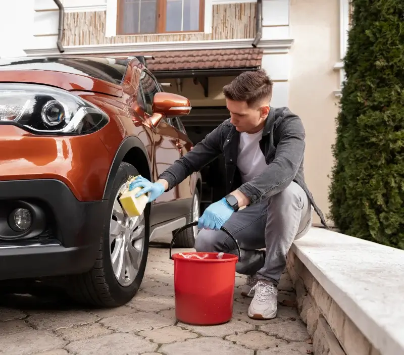 Lavage auto à domicile Saint-Sylvain : professionnel intervenant sur un véhicule